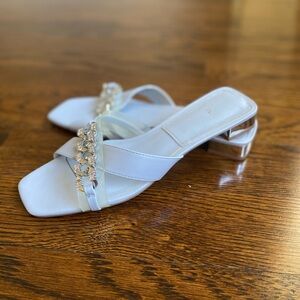 Flat sandals with vinyl strap